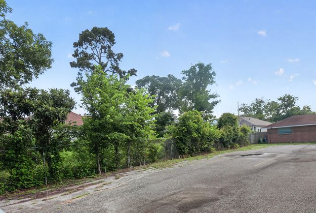 2006 Common Street, Houston, TX 77009