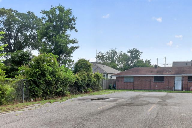 2006 Common Street, Houston, TX 77009