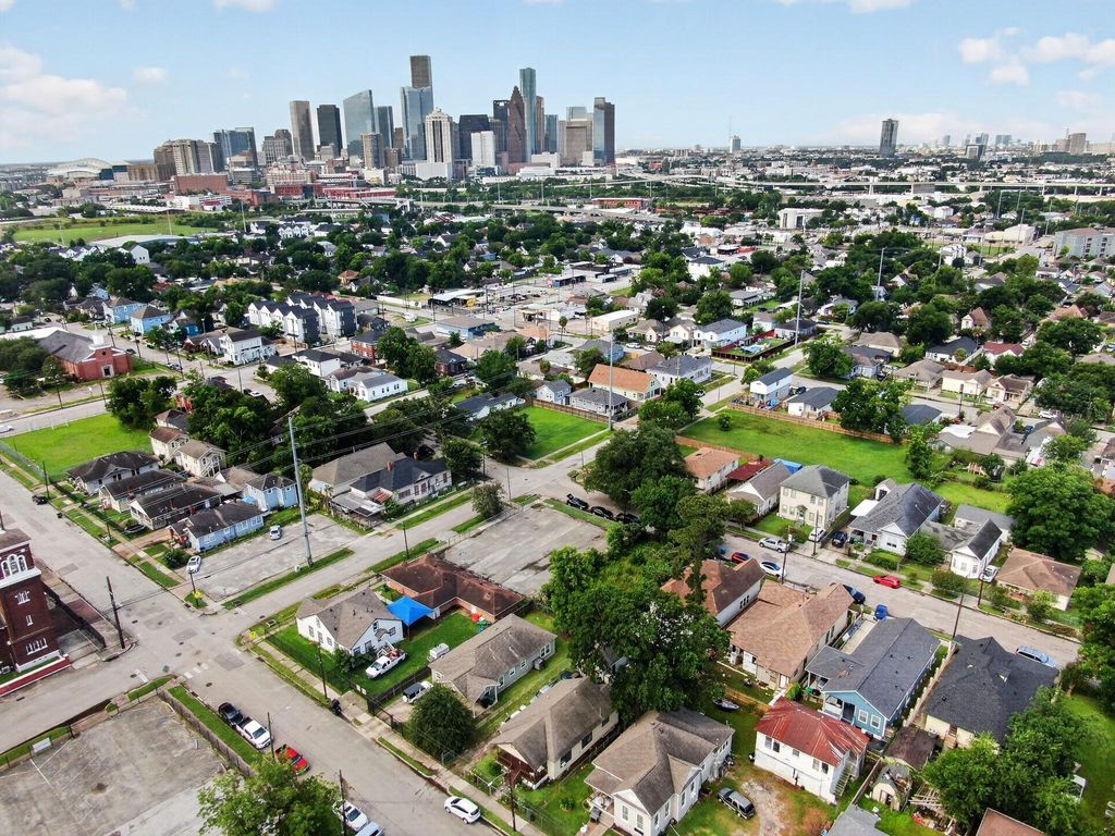 2006 Common Street, Houston, TX 77009