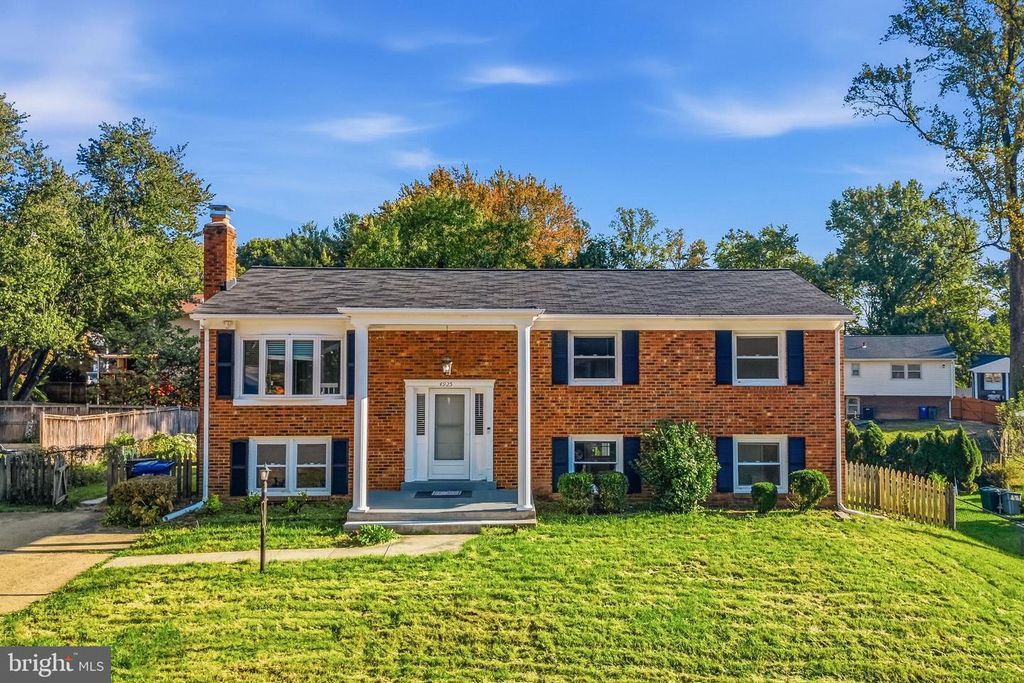 Image 2 of property listing at 4925 KIRKDALE DR, Woodbridge, VA 22193