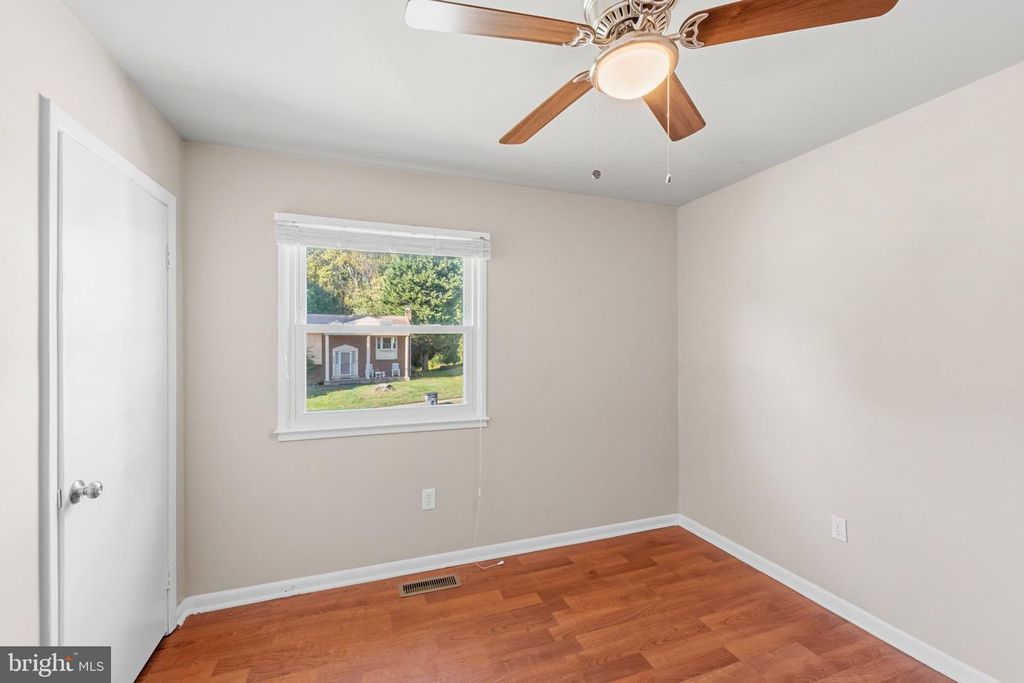 Image 11 of property listing at 4925 KIRKDALE DR, Woodbridge, VA 22193