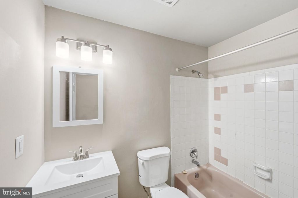 Image 12 of property listing at 4925 KIRKDALE DR, Woodbridge, VA 22193