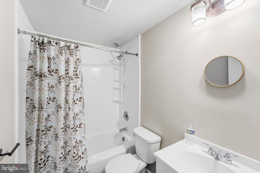 Image 16 of property listing at 4925 KIRKDALE DR, Woodbridge, VA 22193