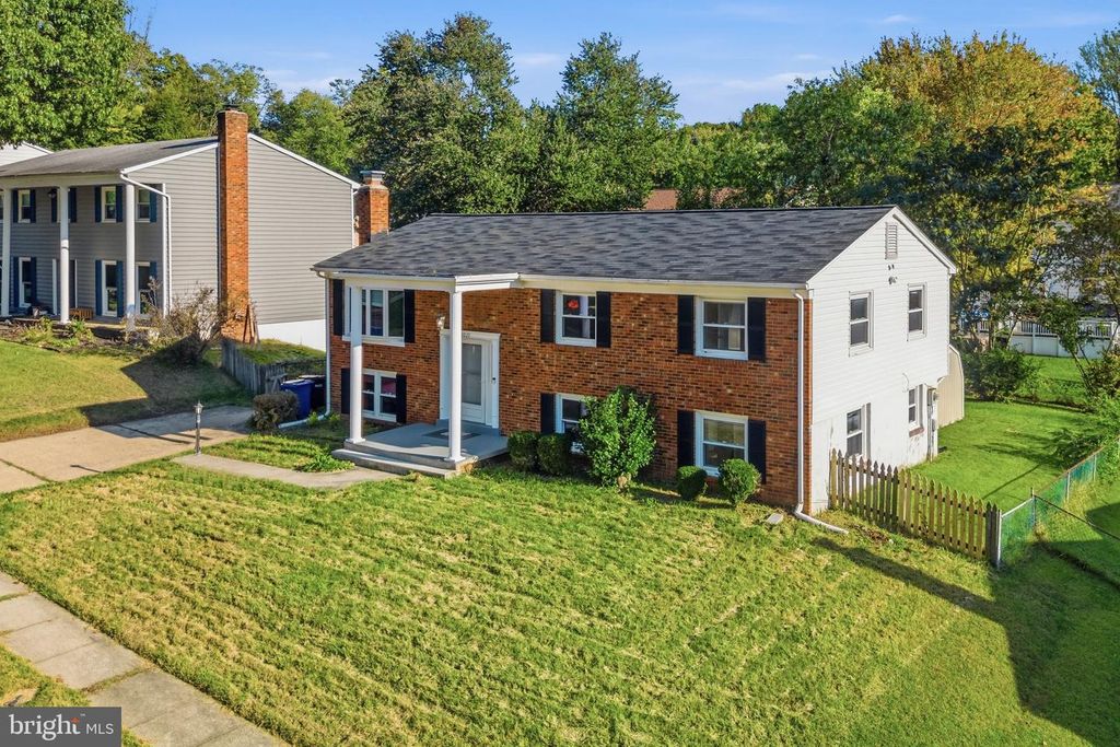 Image 3 of property listing at 4925 KIRKDALE DR, Woodbridge, VA 22193