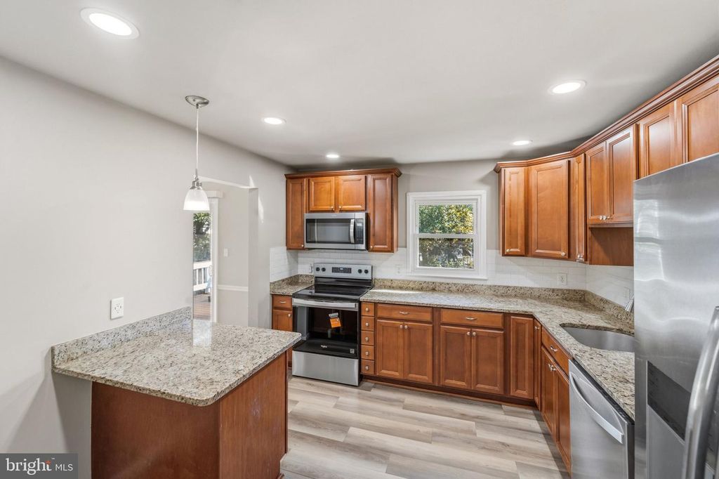 Image 23 of property listing at 4925 KIRKDALE DR, Woodbridge, VA 22193