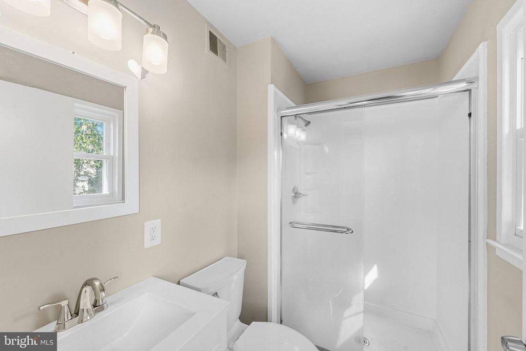 Image 26 of property listing at 4925 KIRKDALE DR, Woodbridge, VA 22193