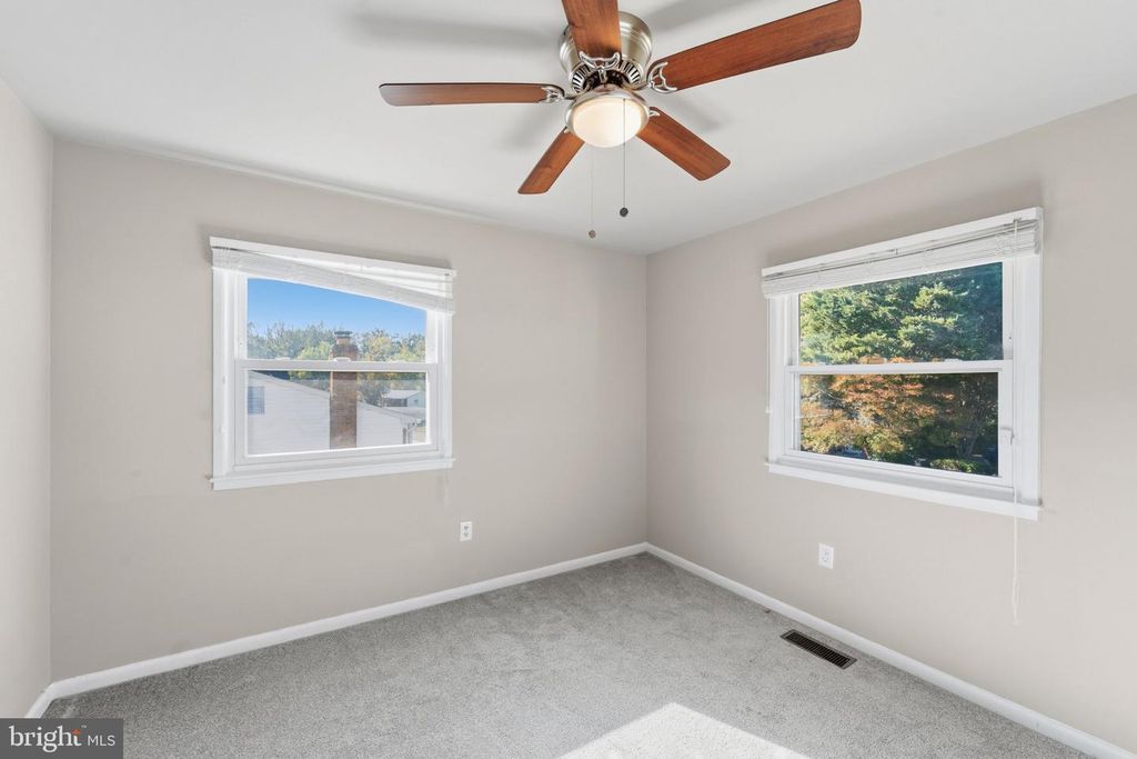 Image 27 of property listing at 4925 KIRKDALE DR, Woodbridge, VA 22193