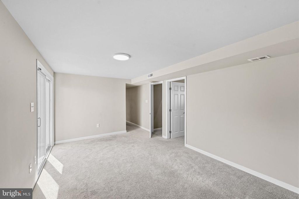 Image 29 of property listing at 4925 KIRKDALE DR, Woodbridge, VA 22193