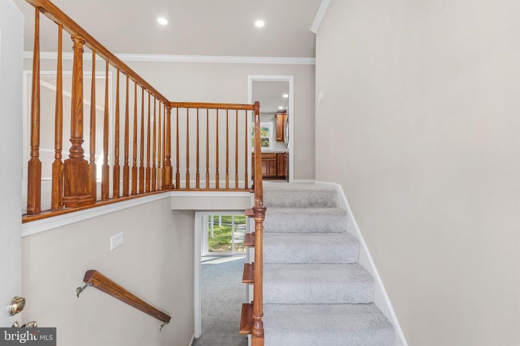 Image 5 of property listing at 4925 KIRKDALE DR, Woodbridge, VA 22193