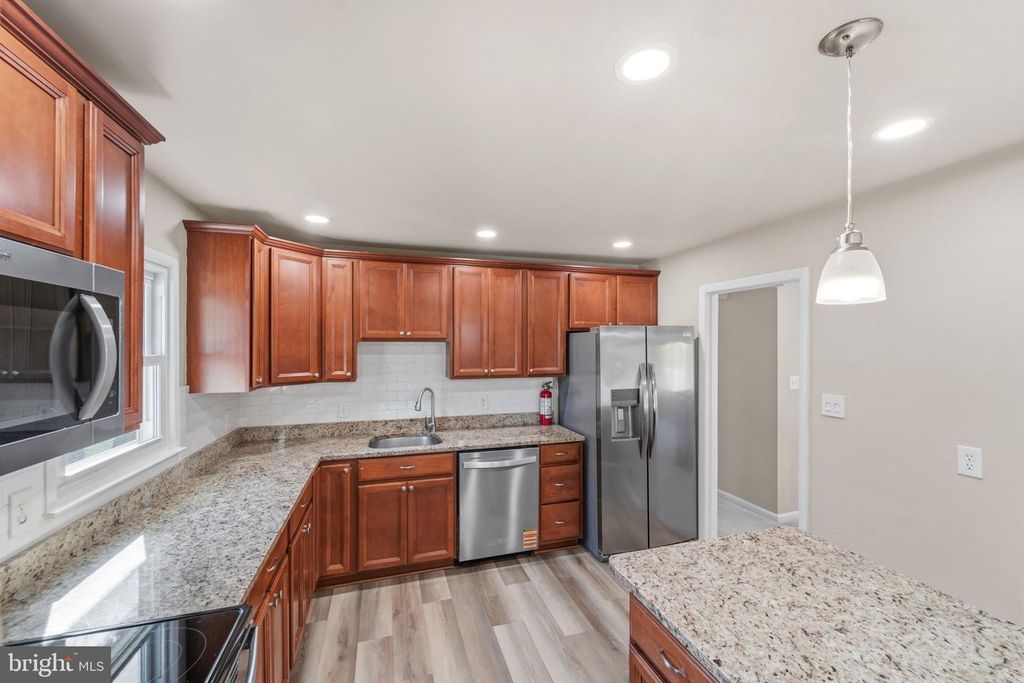 Image 7 of property listing at 4925 KIRKDALE DR, Woodbridge, VA 22193