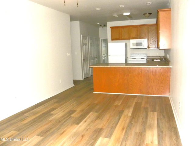 2425 Esplanade Street, B, Ocean Springs, MS 39564