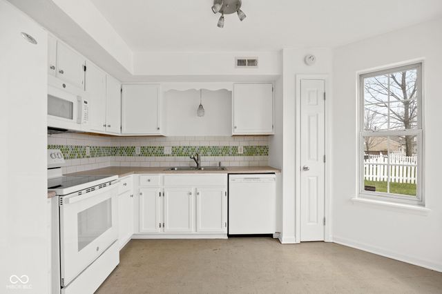 10877 Washington Bay Drive, Fishers, IN 46037