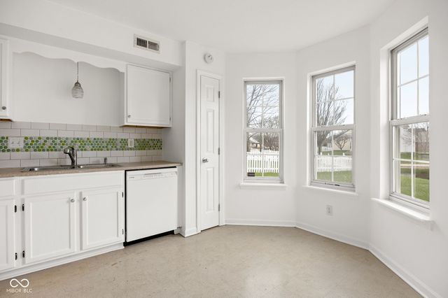 10877 Washington Bay Drive, Fishers, IN 46037