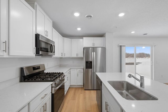 5225 Long Pointe Pass, Woodbury, MN 55129