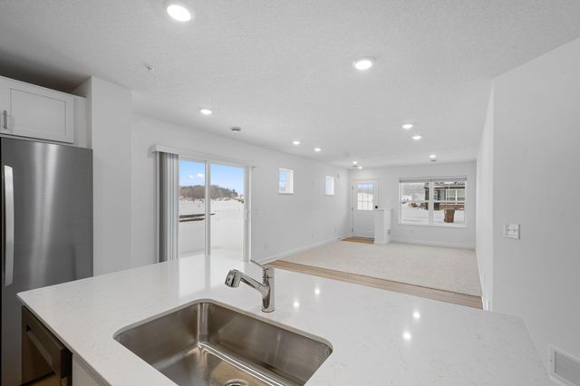 5225 Long Pointe Pass, Woodbury, MN 55129