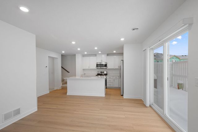 5225 Long Pointe Pass, Woodbury, MN 55129