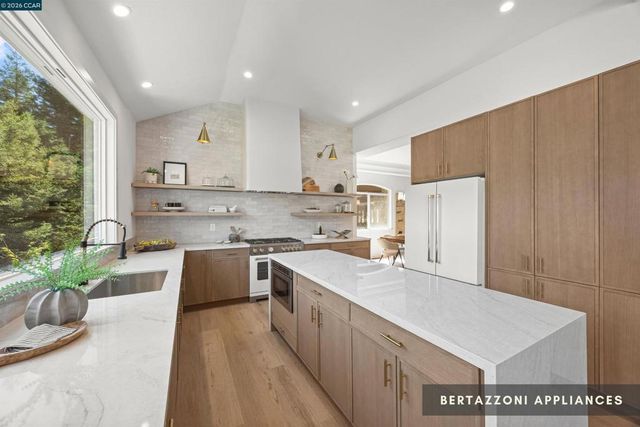 6900 Charing Cross Rd, Berkeley, CA 94705