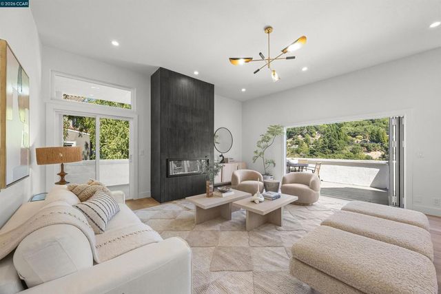 6900 Charing Cross Rd, Berkeley, CA 94705