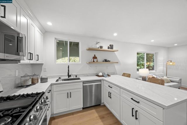 6900 Charing Cross Rd, Berkeley, CA 94705