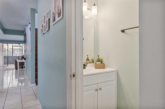 4713 N Pine Island Rd, Sunrise, FL 33351