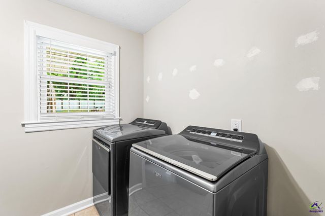 300 Highway 42, Byron, GA 31008