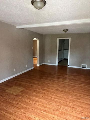 9527 Roslan Place, St Louis, MO 63114