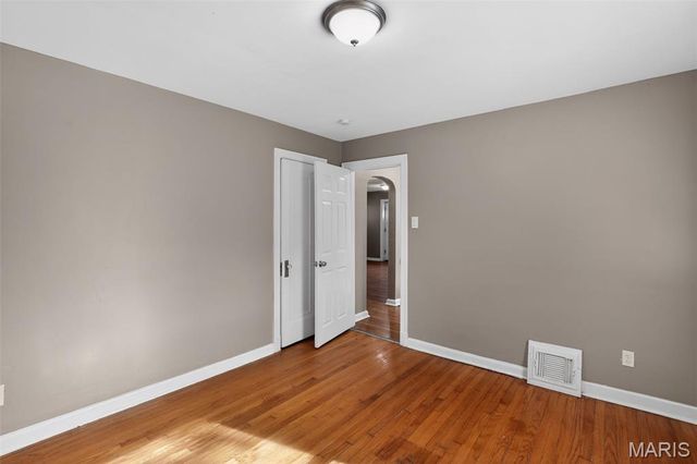 9527 Roslan Place, St Louis, MO 63114