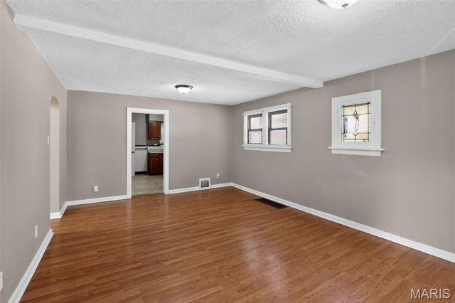9527 Roslan Place, St Louis, MO 63114