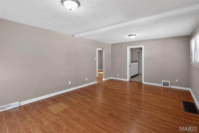 9527 Roslan Place, St Louis, MO 63114