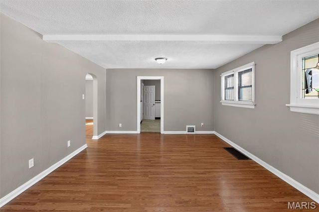 9527 Roslan Place, St Louis, MO 63114