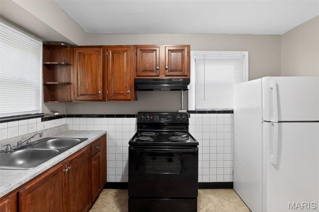 9527 Roslan Place, St Louis, MO 63114
