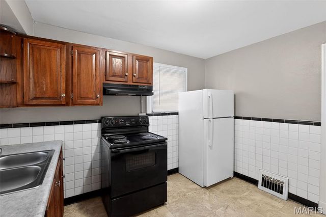 9527 Roslan Place, St Louis, MO 63114