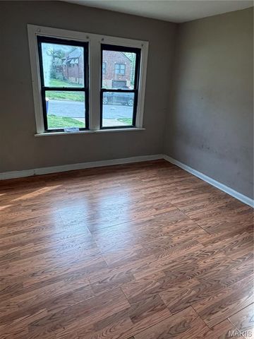 9527 Roslan Place, St Louis, MO 63114