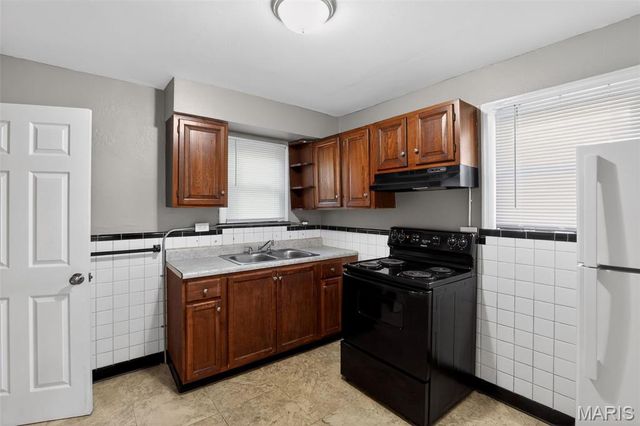 9527 Roslan Place, St Louis, MO 63114