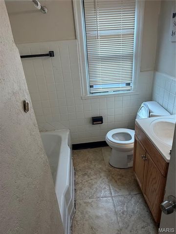 9527 Roslan Place, St Louis, MO 63114