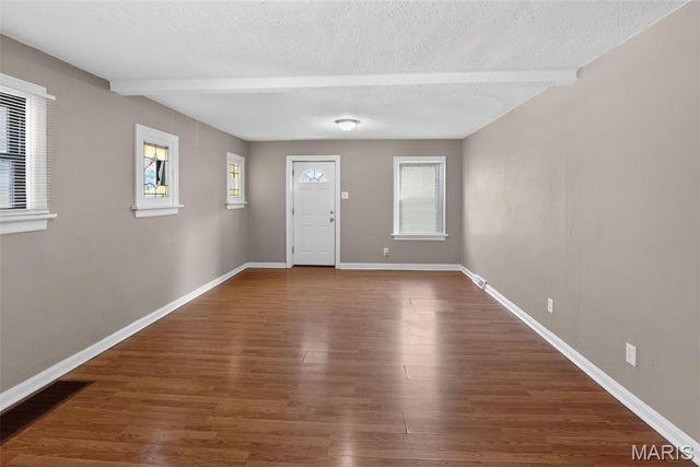 9527 Roslan Place, St Louis, MO 63114