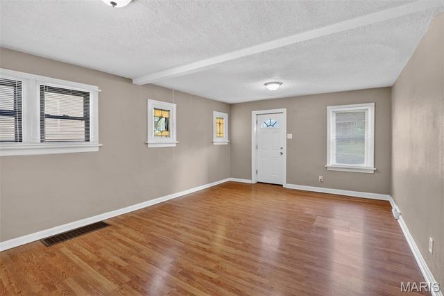 9527 Roslan Place, St Louis, MO 63114