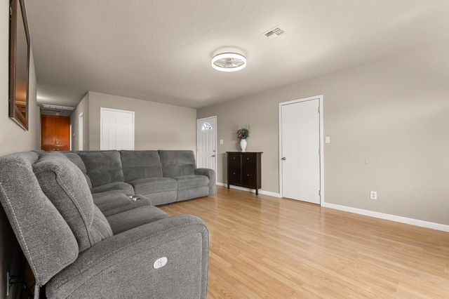 2306 51st Ave, Sacramento, CA 95822