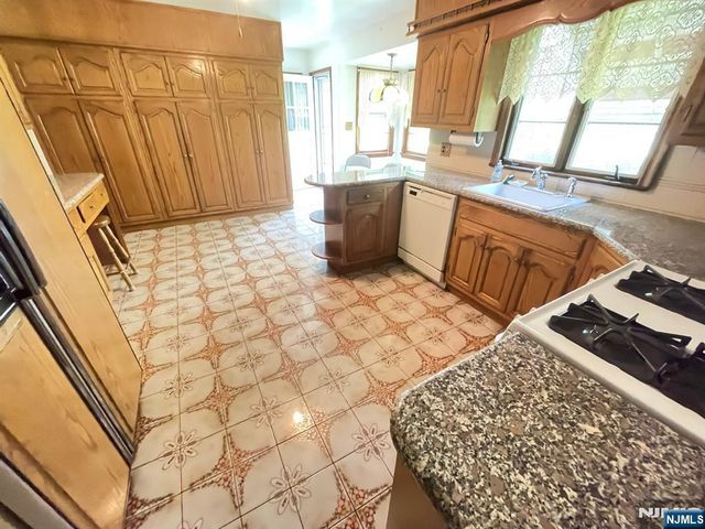 1027 Westwood Avenue, Old Tappan, NJ 07675