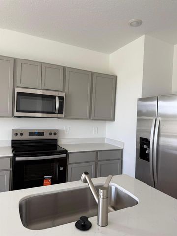 2582 OLYMPIC DR, Davenport, FL 33837