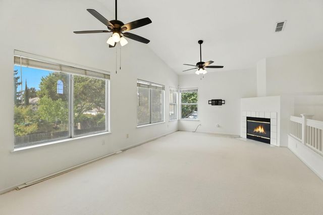 9510 Village Tree Dr, Elk Grove, CA 95758