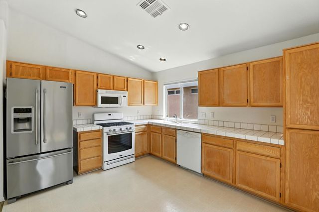 9510 Village Tree Dr, Elk Grove, CA 95758