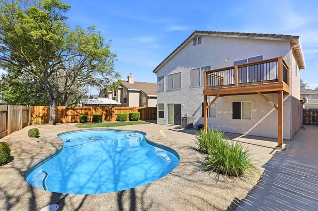 9510 Village Tree Dr, Elk Grove, CA 95758