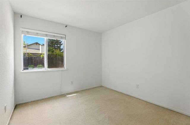 9510 Village Tree Dr, Elk Grove, CA 95758