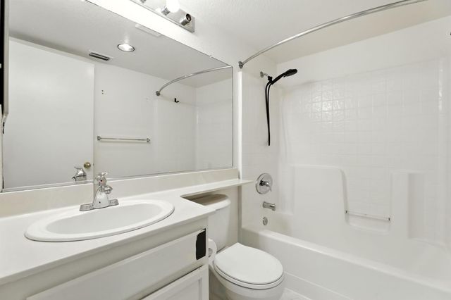 9510 Village Tree Dr, Elk Grove, CA 95758