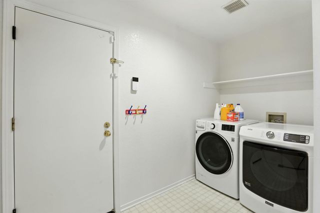 9510 Village Tree Dr, Elk Grove, CA 95758