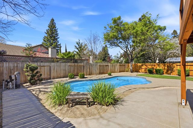 9510 Village Tree Dr, Elk Grove, CA 95758