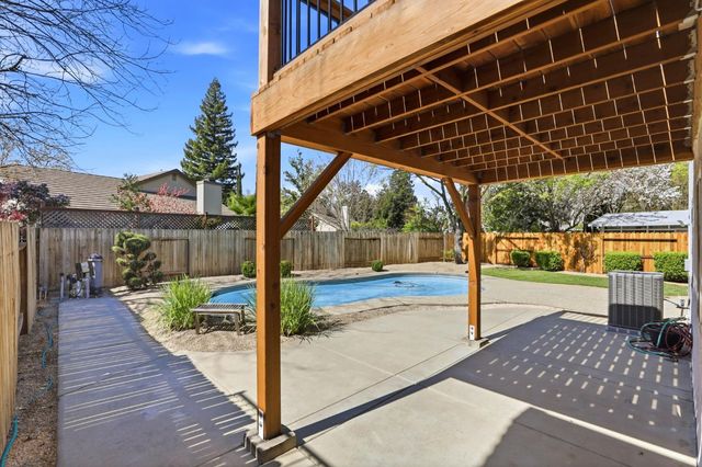 9510 Village Tree Dr, Elk Grove, CA 95758