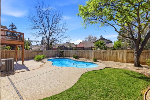 9510 Village Tree Dr, Elk Grove, CA 95758