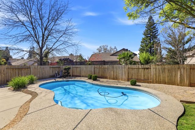 9510 Village Tree Dr, Elk Grove, CA 95758